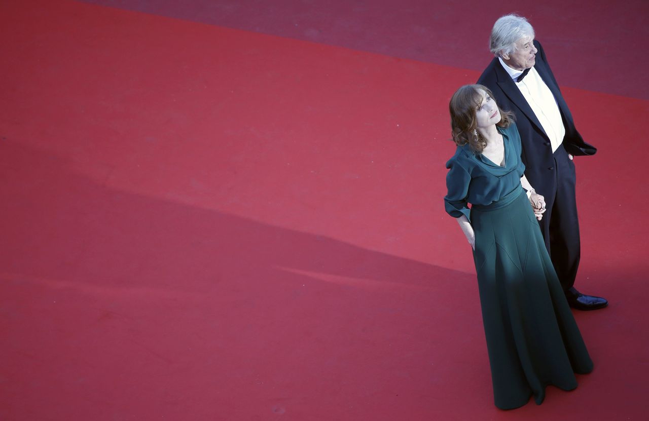 Paul Verhoeven met Isabelle Huppert op rode loper in Cannes
